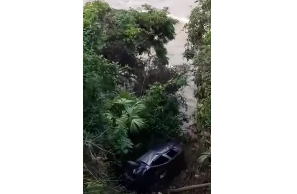 Así quedó el carro a punto de caer al río Cauca.
