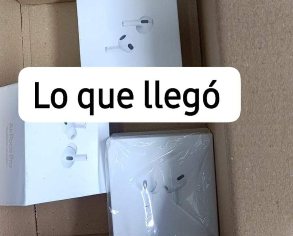 Unos manizaleños dicen que fueron estafados. Estos audífonos les llegaron en vez de una consola de videojuegos.