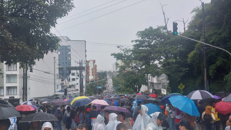 Así se vio una calle de Pereira este miércoles con la marcha de docentes del Eje Cafetero.