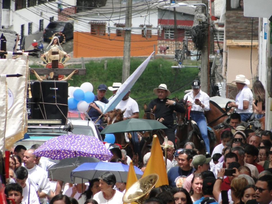 El pueblo acompañó la peregrinación hasta arribar al templo Nuestra Señora de Los Dolores donde el sacerdote pensilvanense Nodier Antonio López Castaño celebró su primera misa, después de haber sido ordenado el día anterior en la Catedral de La Dorada por el obispo Hency Martínez Vargas.