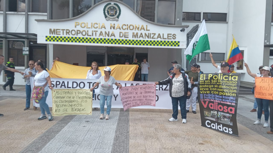 Las cerca de 40 personas que asistieron portaron pancartas.