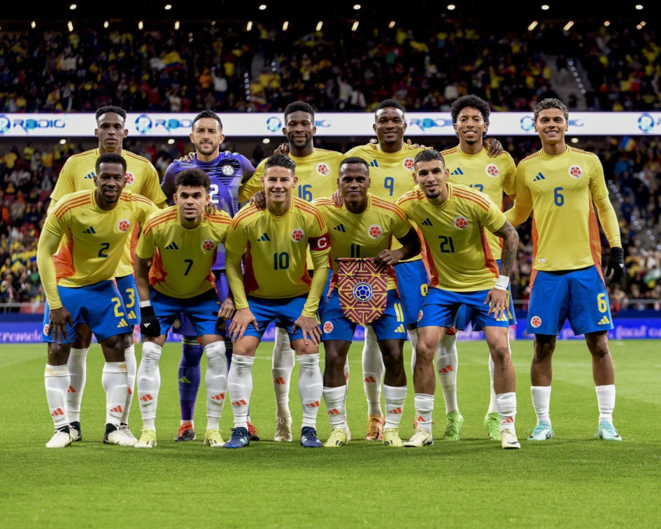 En su más reciente amistoso, la Selección Colombia venció 3-2 a Rumania en Madrid. En la foto, la nómina titular de ese día con James Rodríguez como capitán.