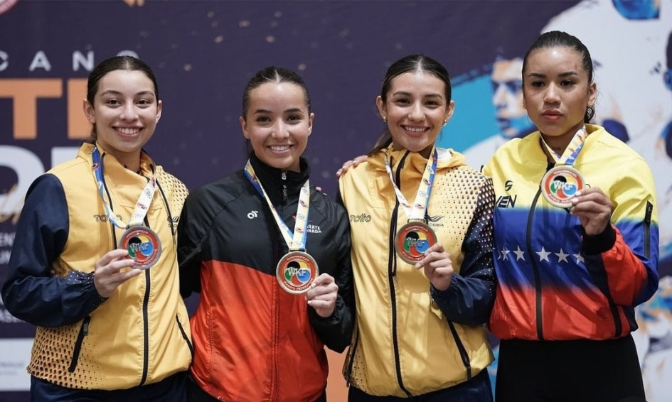 Sofía Cárdenas (i), karateca caldense, con la medalla de plata que obtuvo en el Panamericano de Uruguay.