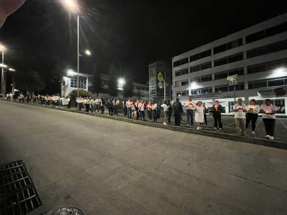Personal administrativo de la Universidad Nacional sede Manizales espera que se dé pronto el desbloqueo del campus Palogrande. Se manifestaron en el andén que da con la avenida Paralela y el estadio Palogrande.