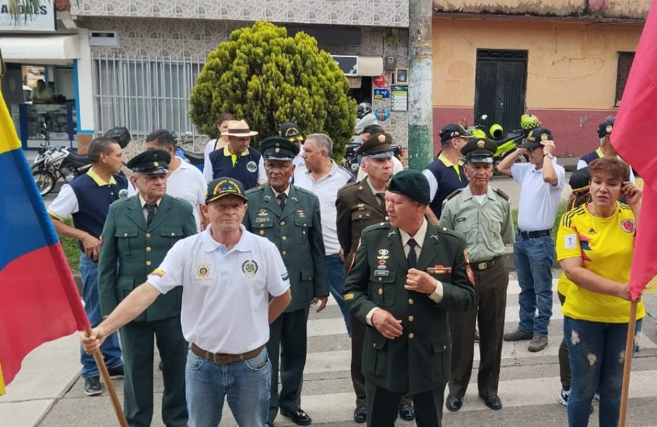 Veteranos de la Policía en Riosucio (Caldas), en jornada de apoyo a las Fuerzas Militares.