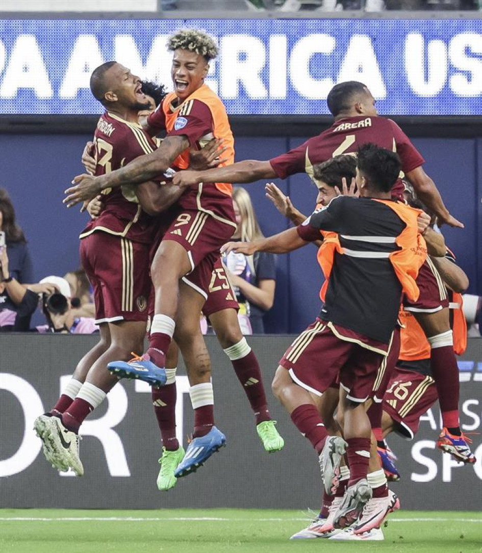 Venezuela celebra el gol de Salomon Rondon. 