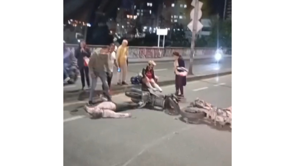 Dos motos y un taxi chocaron en la avenida Santander con calle 39.