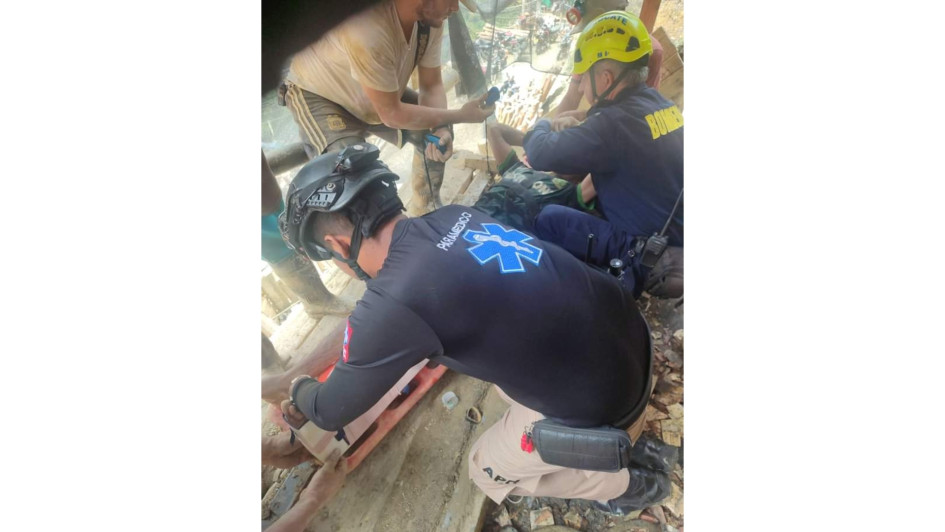Ante la sospecha de fractura, los bomberos que atendieron la emergencia le inmovilizaron la pierna izquierda al minero afectado en Marmato.