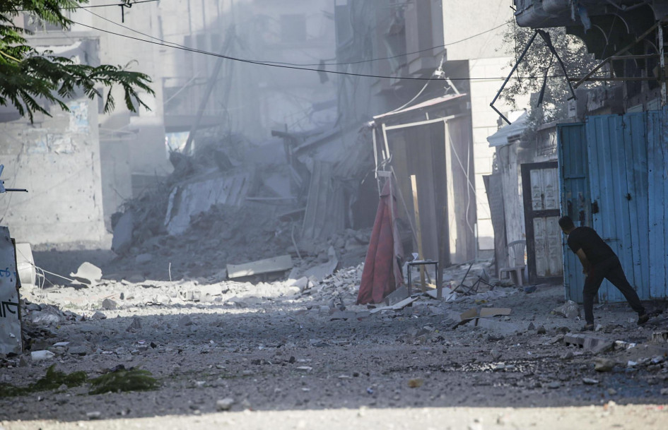 El humo se eleva tras un ataque aéreo israelí contra el campo de refugiados de Al Bureije, en el sur de la Franja de Gaza, este lunes 3 de junio de 2024.