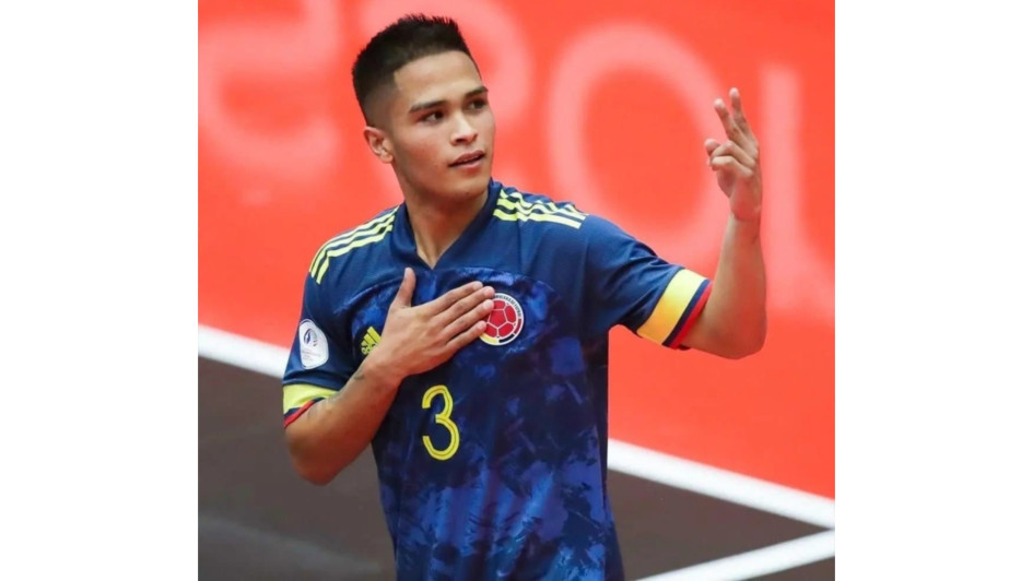 Brayan Zapata Vanegas, con la camiseta de Colombia, figura con el Atlético La Dorada en la Liga Nacional de Fútbol Sala.