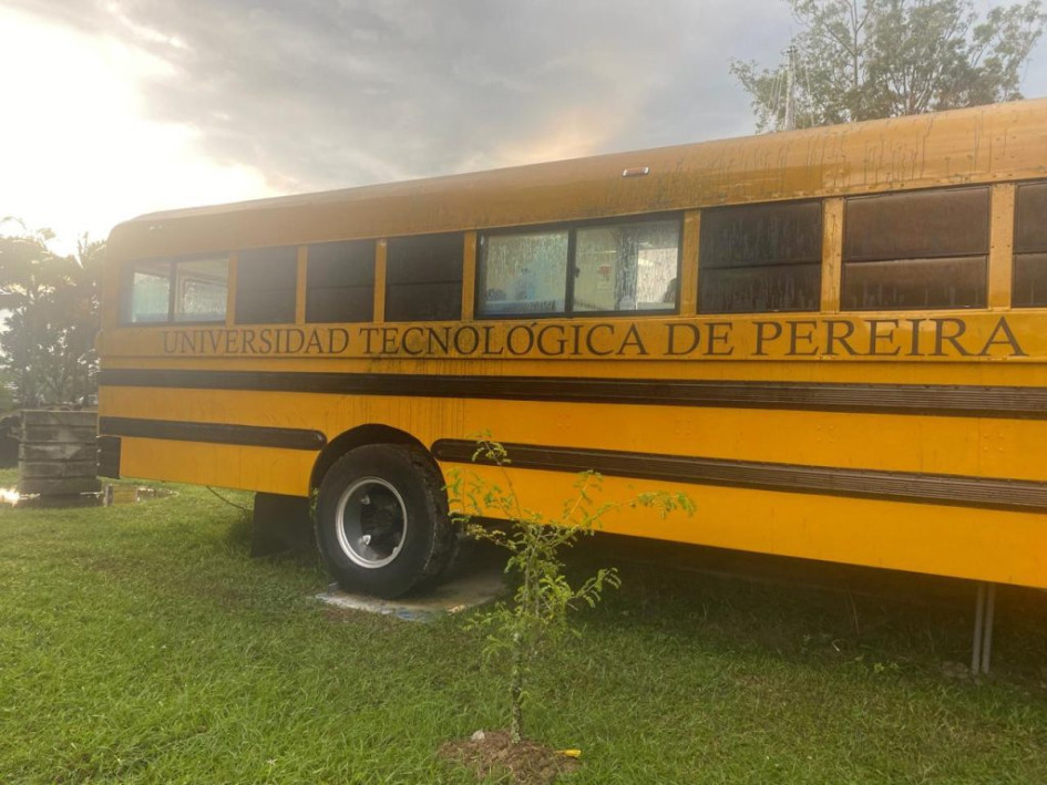 En la foto se puede apreciar la mancha del líquido que le lanzaron a una administrativa de la Universidad Tecnológica de Pereira en el aula viva de la institución.
