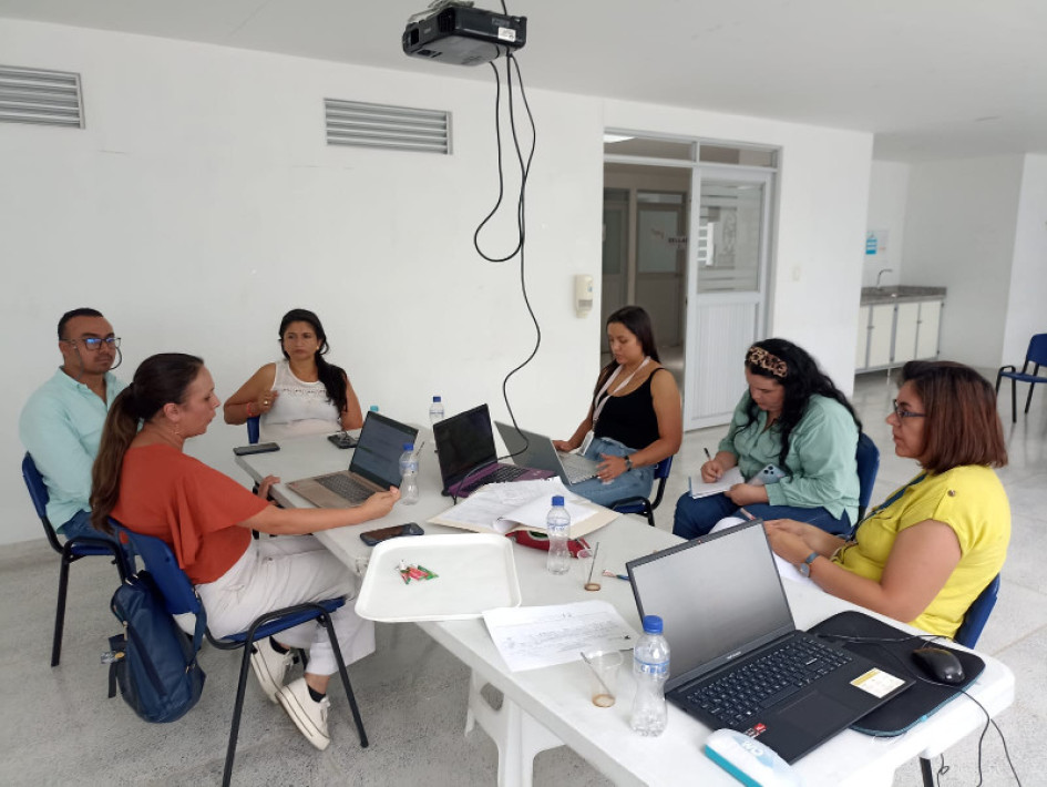 Personal de la Dirección Territorial de Salud de Caldas (DTSC) prepara, por estos días, lo que será el trabajo de los equipos básicos.