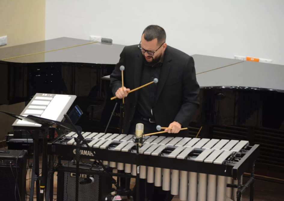 Camilo Moncada tocando en vibráfono