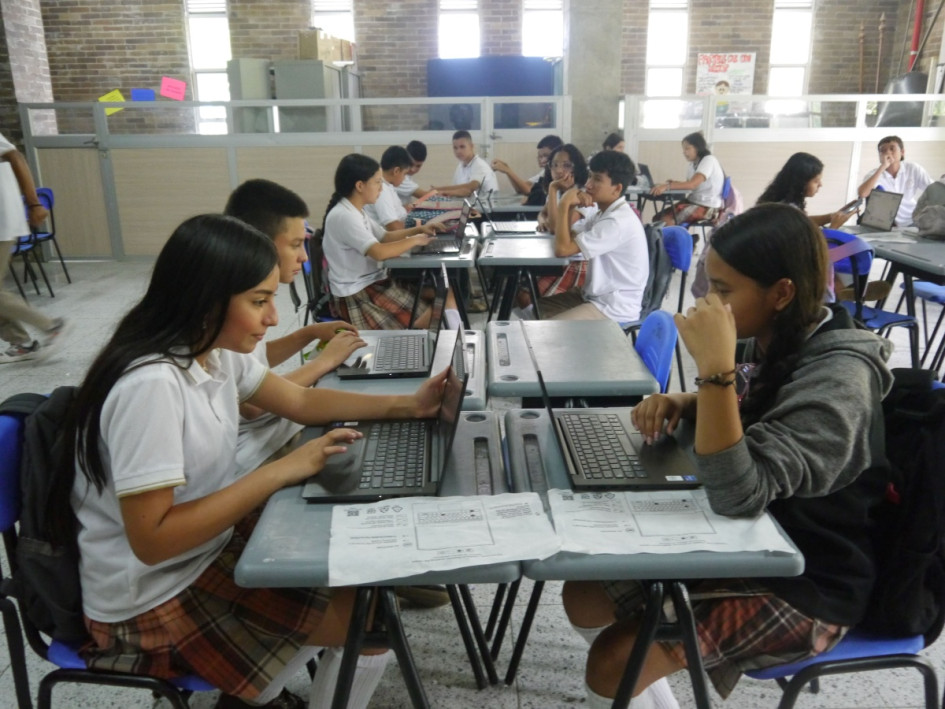 El colegio Monseñor Alfonso de los Ríos, de Arauca (Caldas), se conecta a la tecnología. La empresa privada donó computadores, tabletas, kits de robótica y pagó el internet.