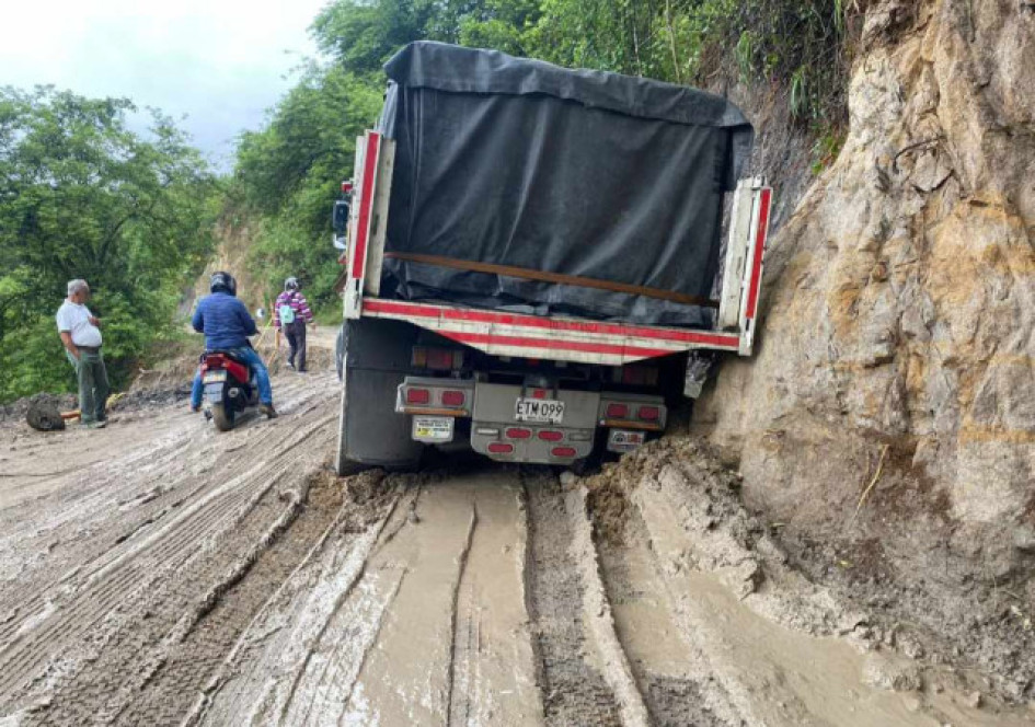 En la vía Arma (Aguadas) - La Pintada (Antioquia), en El Remanso, el río Arma se está llevando parte de la banca de la vía. El paso se cerró en la mañana de este sábado.