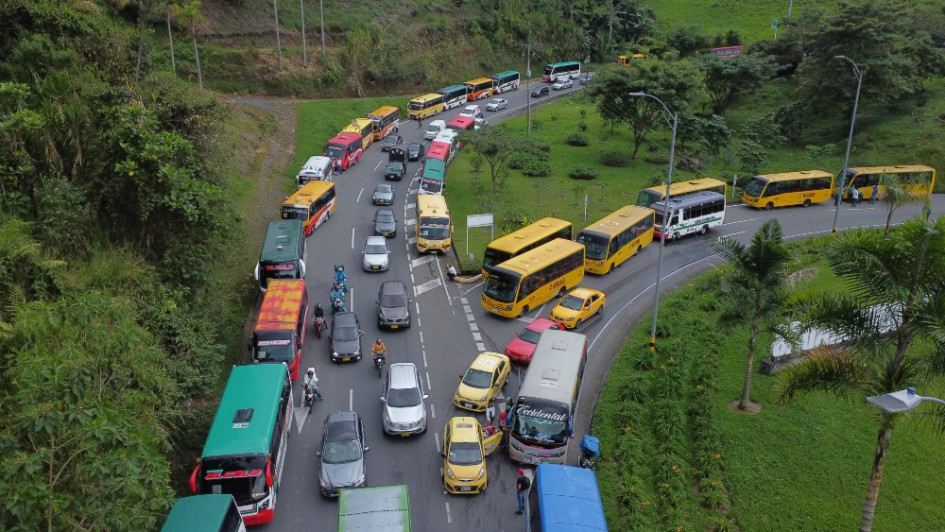 De 5:30 a.m. a 1:30 p.m., conductores de buses intermunicipales protestaron este martes en La Romelia, que conecta a Santa Rosa y Dosquebradas (Risaralda). Durante la manifestación no se permitió el paso del Megabús por la zona.