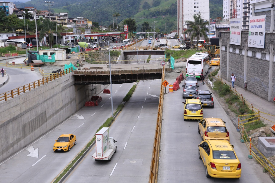 La construcción del empalme del ramal está en el lado derecho de esta fotografía, por donde circulan los taxis, al frente de la Terminal de Transportes.