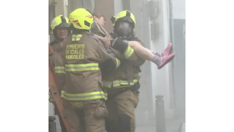 Tres personas resultaron afectadas por inhalación de humo. A dos tuvieron que rescatarlas.