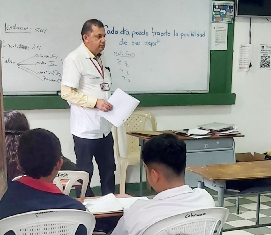 Jhon Fredy Tobón durante una de sus clases en la Institución Educativa Nuestra Señora del Rosario de Neira.