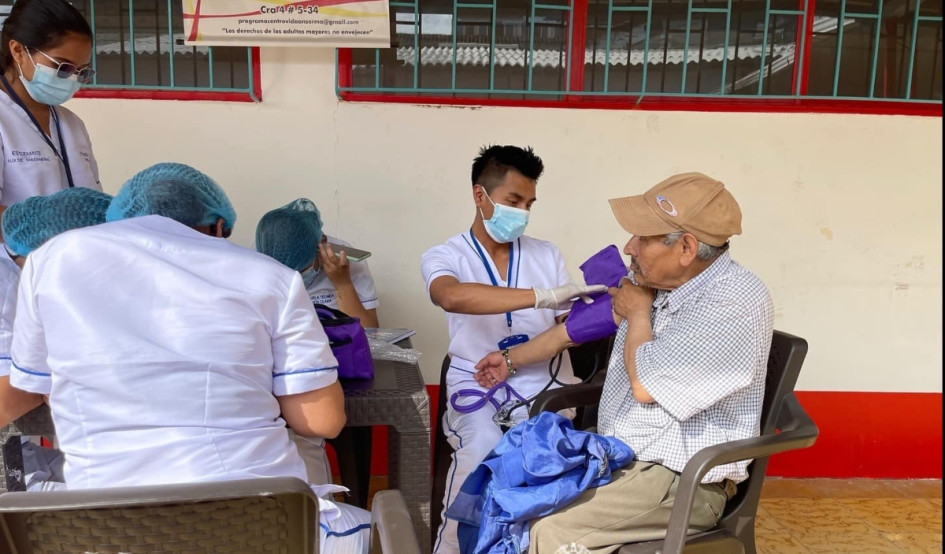 Las personas en situación de calle recibieron revisión de su salud, corte de pelo y servicio de baño, entre otras actividades.