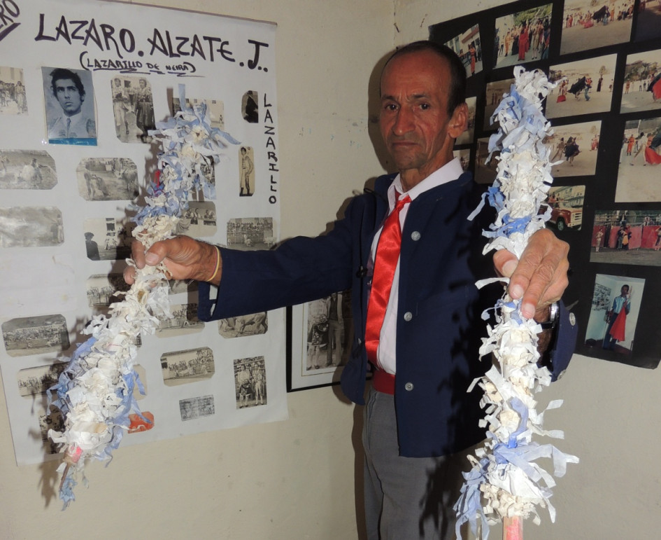 Lázaro, en traje de cortos y con sus banderillas.