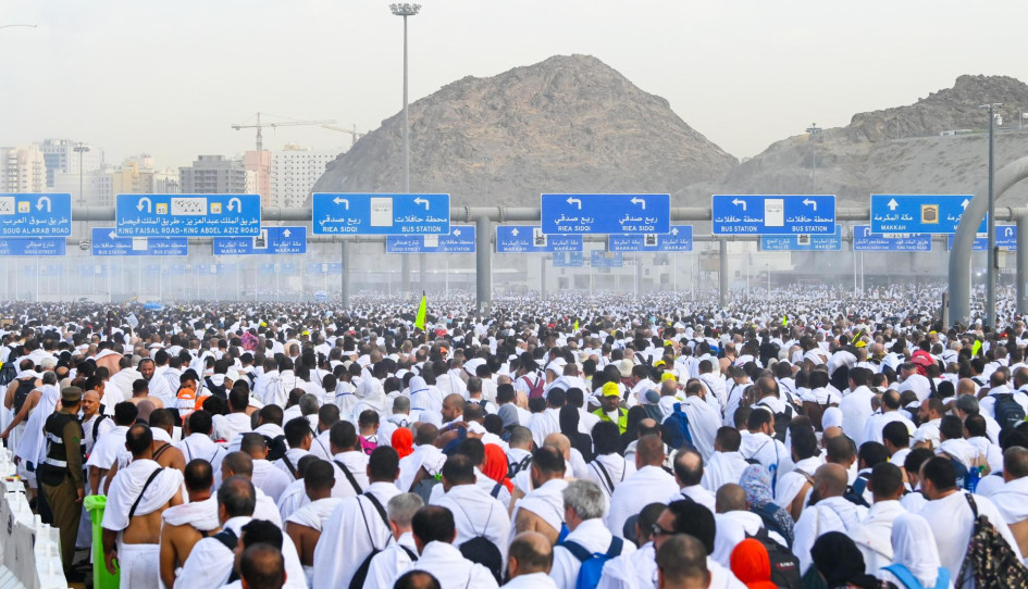Los peregrinos musulmanes asisten al ritual simbólico de la lapidación del diablo en el puente Jamarat durante la peregrinación Hajj, cerca de La Meca, Arabia Saudita.