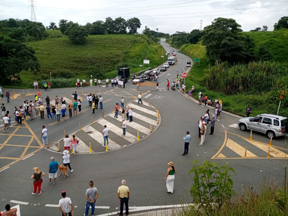 En el sector de Las Margaritas (Risaralda) protestaron el domingo (9 de junio) para que en este punto se construyan un puente elevado y una glorieta. La petición la hacen debido a los accidentes en este punto de la calzada.