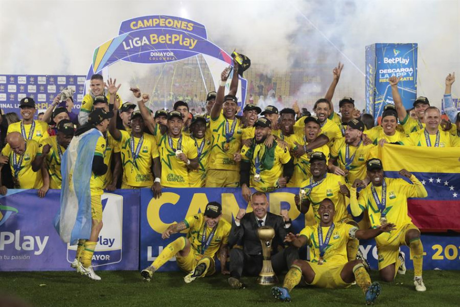 El técnico Rafael Dudamel (c-abajo) y los jugadores de Bucaramanga celebran el título de la Liga BetPlay este sábado, en el partido de vuelta de la final de la Primera División colombiana entre Santa Fe y Atlético Bucaramanga en el estadio Nemesio Camacho El Campín en Bogotá.