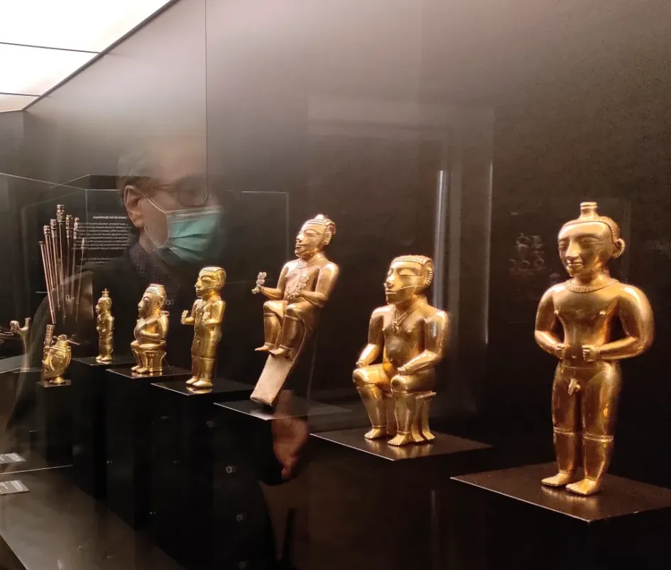 Vista de piezas funerarias del pueblo precolombino de los Quimbaya, en la vitrina que las conserva en el Museo de América de Madrid. 