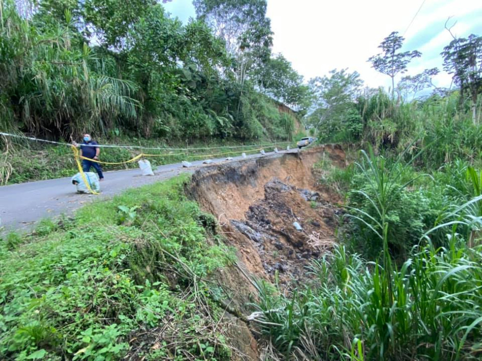 Se presentan problemas de erosión y desprendimiento de la ladera en el sector de La Francia, en la vía entre Chinchiná y la vereda El Trébol.