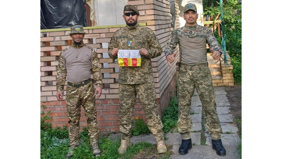 Soldados ansermeños con la bandera de su municipio, en Ucrania.
