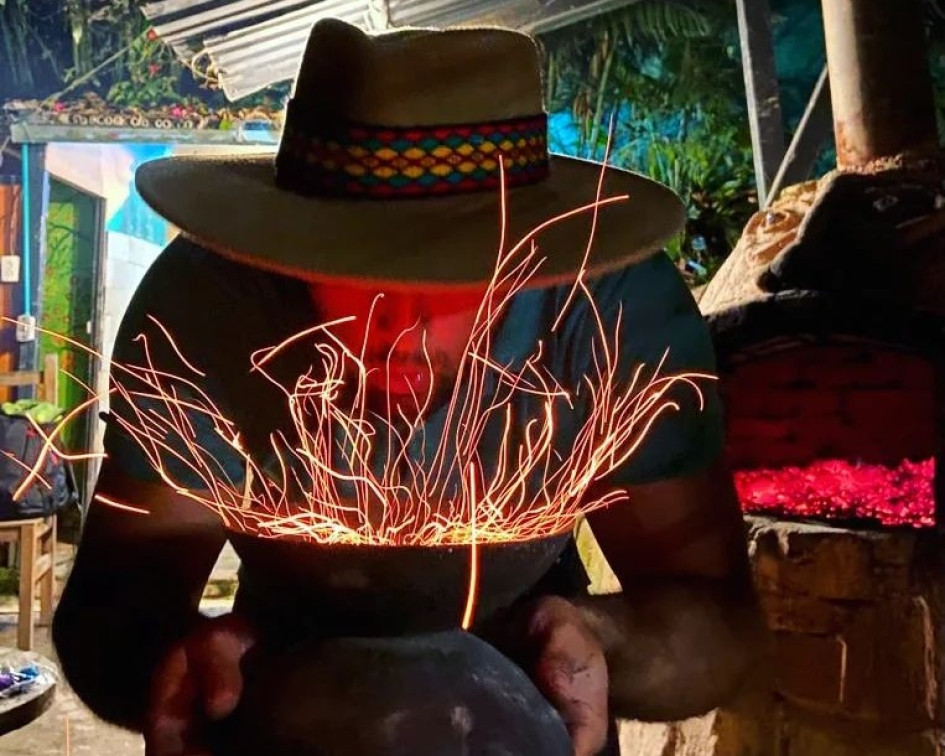 Inspirado en tradiciones mexicanas, Temazcal de La Montaña les ofrece a los turistas de Villamaría una terapia con rocas volcánicas, carbón y plantas medicinales en el Parque Nacional Natural Los Nevados. La sesión dura una hora y media.