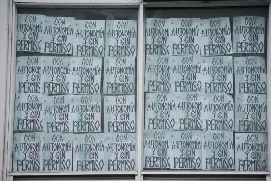 “Con autonomía y sin permiso”. Ese es un lema de los tomistas en la Universidad Nacional sede Manizales, cuyo bloque C sigue bloqueado e incluye carteles pegados en ventanas y paredes como este.