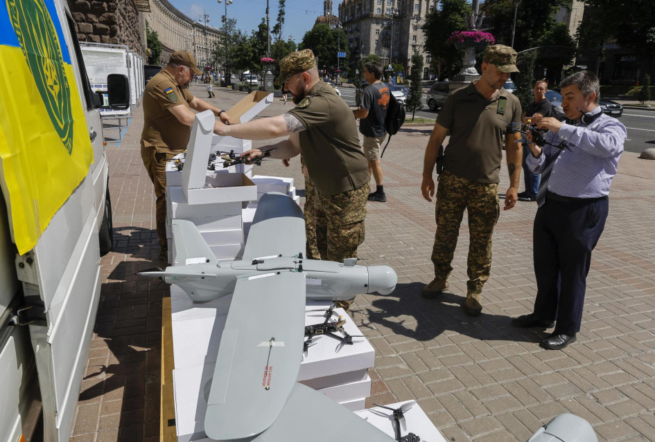 Los militares revisan los drones durante la ceremonia de entrega de automóviles y drones a los militares ucranianos en el centro de Kiev.