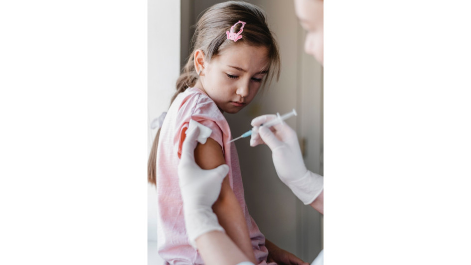 Haga vacunar a su pequeño, lo que es gratis. Inmunícese usted también. Eso nos protege a todos.