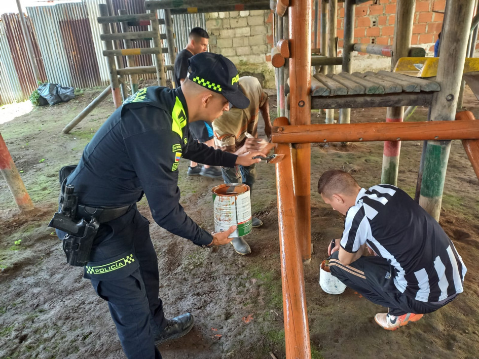 Policías, docentes y comunidad se unieron con el objetivo de recuperar el parque.