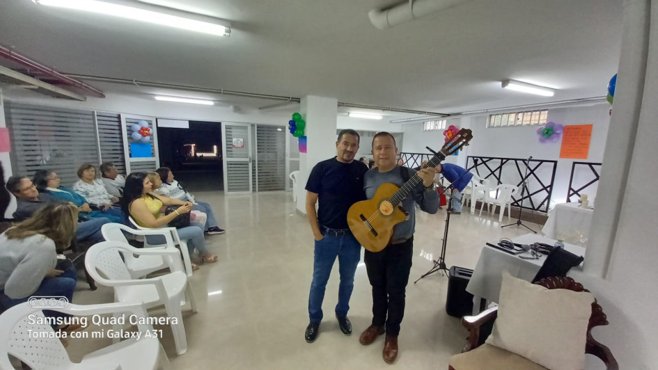 Hernando Posada y el artista Fernando Cano celebraron con los residentes del conjunto Plazuela de La Leonora la celebración del día del padre. LA PATRIA le obsequió la serenata al oyente. 