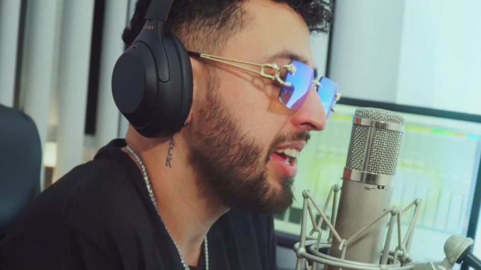 Yamix, se puso las Gafitas para estrenar su nueva pieza musical.