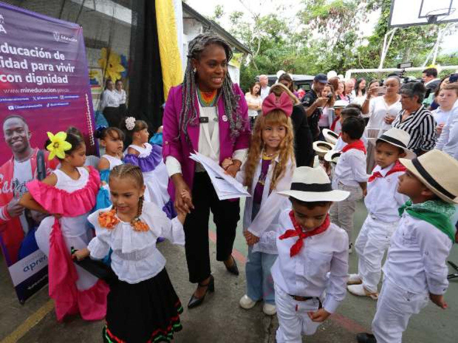 El colegio Miguel Antonio Caro, de la vereda Cuchilla del Salado de Manizales, recibirá hoy a la ministra de Educación, Aurora Vergara. Allí presentará el programa Centros de Interés en Ciencia Tecnología e Innovación