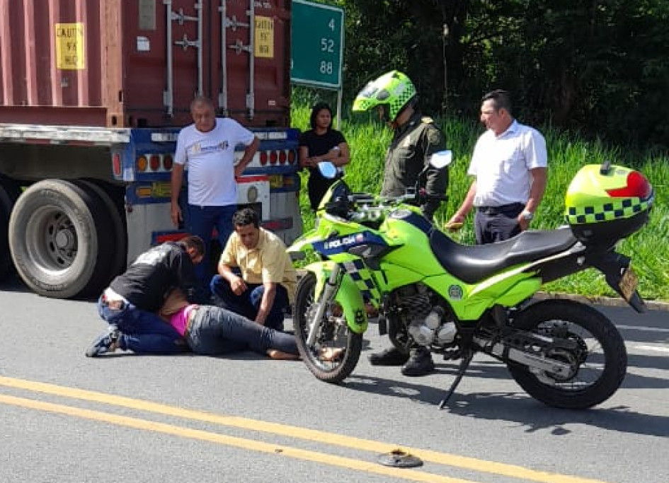 Personas que transitaban por el lugar llegaron para acudir a la mujer.