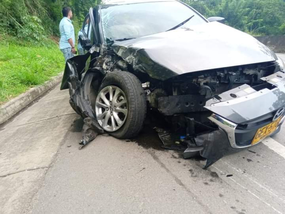 Así quedó el carro tras chocar contra un separador de las obras en la vía Manizales - Medellín.