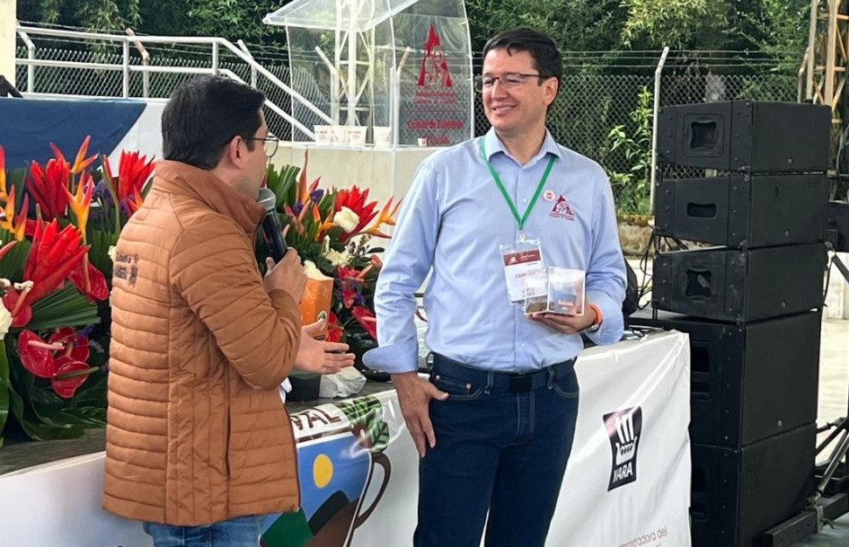 El alcalde de Ansema (Caldas), Omar Andrés Reina, le pidió al gerente general de la Federación Nacional de Cafeteros, Germán Alberto Bahamón, la apertura de una tienda Juan Valdez en el municipio