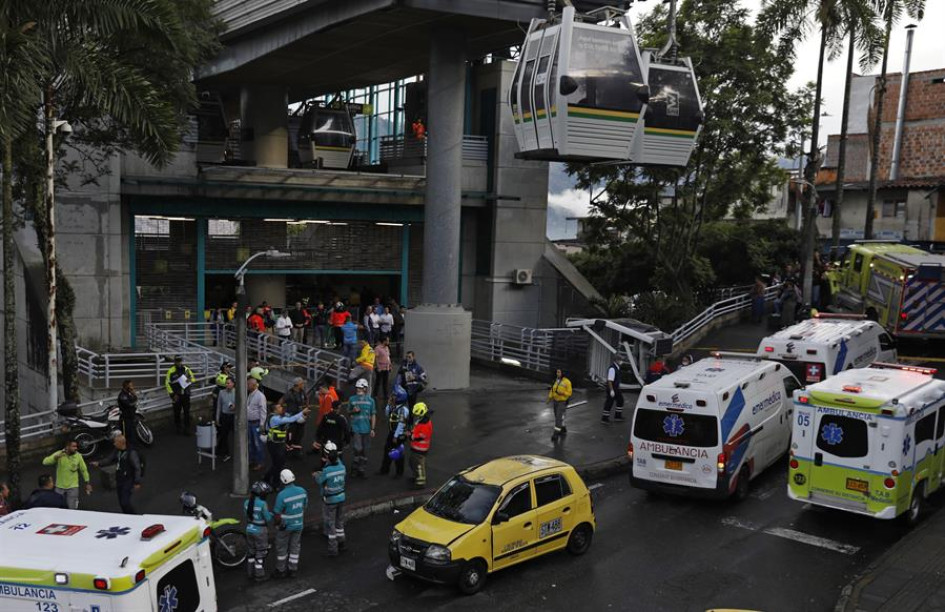 Rescatistas trabajan en la zona donde una cabina del sistema de transporte Metrocable cayó este miércoles en Medellín