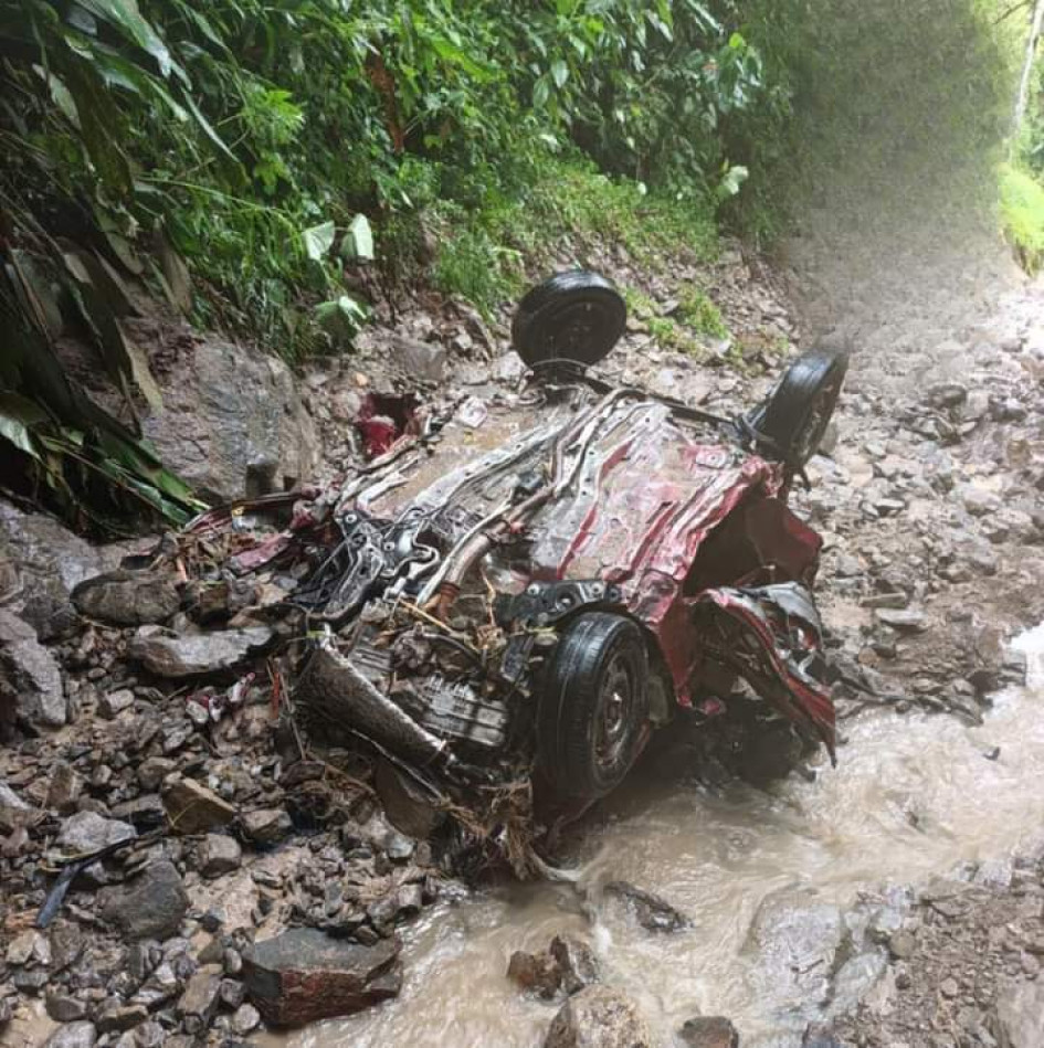 El vehículo que cayó al abismo tras un derrumbe.