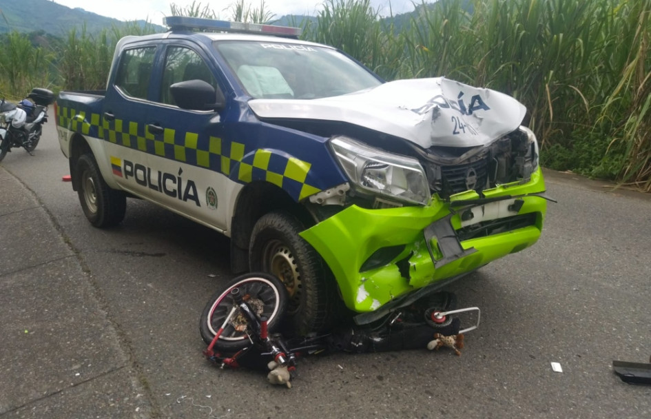 Este es el choque entre la camioneta de la Policía y una bicicleta en Neira (Caldas).