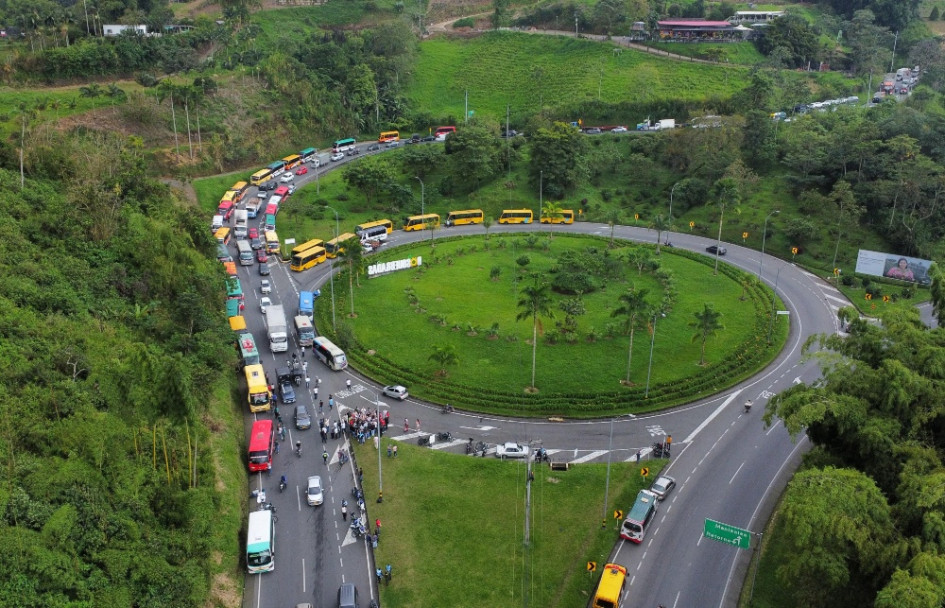 Así se ve el cierre en La Romelia, en la glorieta de entrada a Dosquebradas (Risaralda).