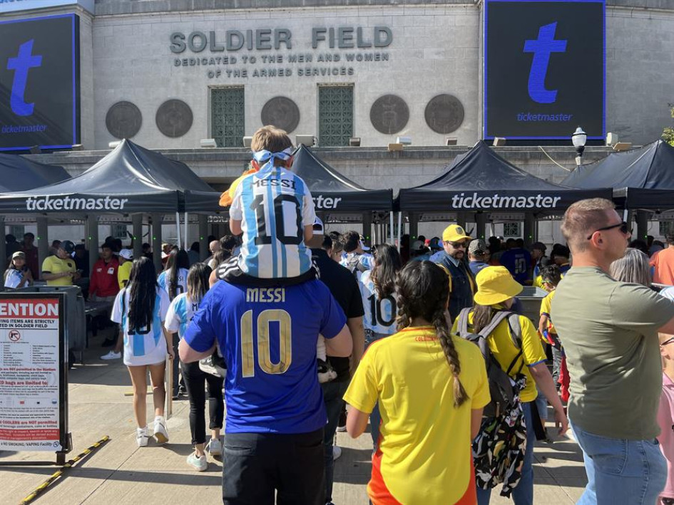 Seguidores argentinos y ecuatorianos asisten al partido amistoso preparatorio a la Copa América entre las selecciones de Argentina y Ecuador, en el estadio Soldier Field, en la ciudad de Chicago (Estados Unidos).