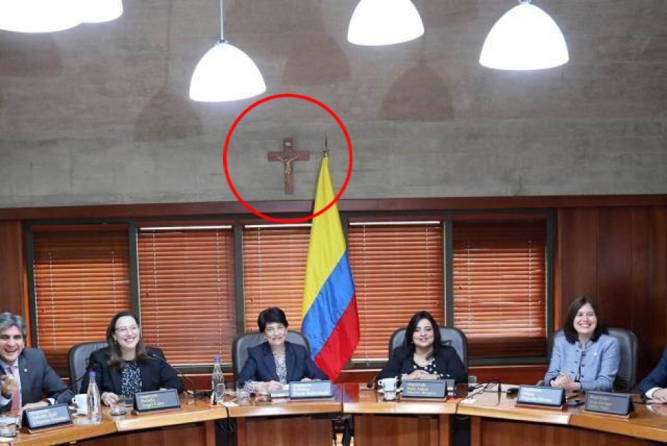 Corte Constitucional. En la parte alta se ve el Cristo que fue retirado.