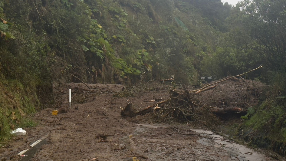 Este es el derrumbe en el sector de Torrecitas que tiene cerrado el paso hacia el Parque Nacional Natural Los Nevados.