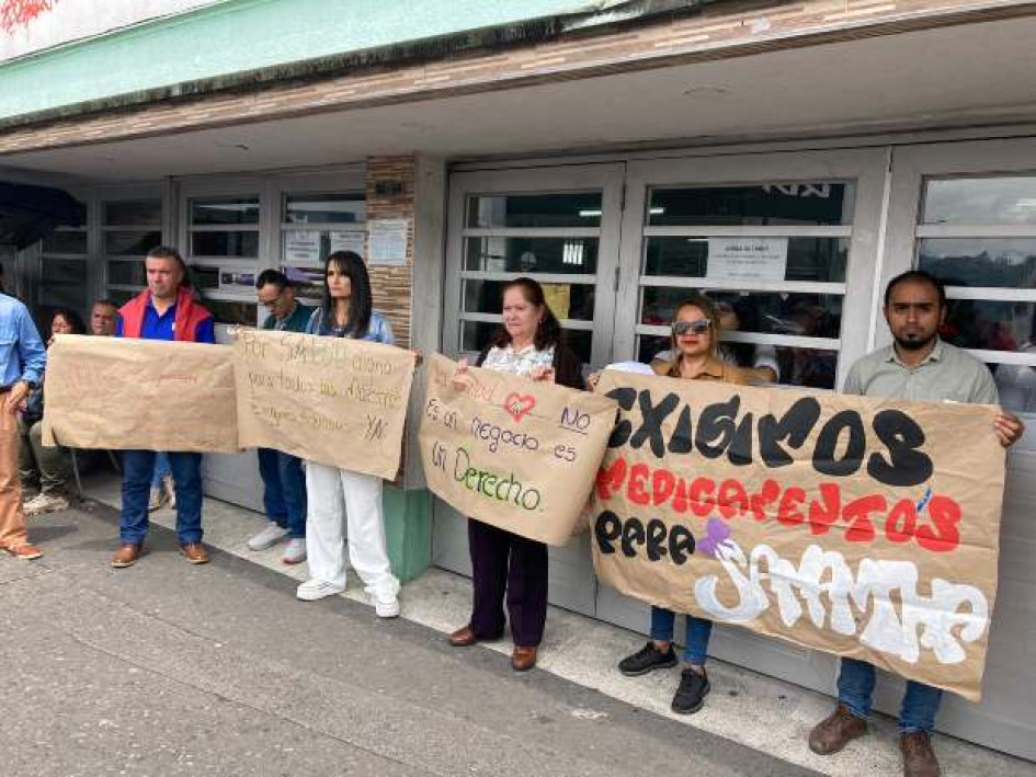 Docentes de Manizales acompañaron ayer a Lina Patricia Vanegas, madre de Samantha, en un plantón al frente del Instituto Universitario en Manizales. Ella espera que le den continuidad a la entrega de medicamentos para su hija.